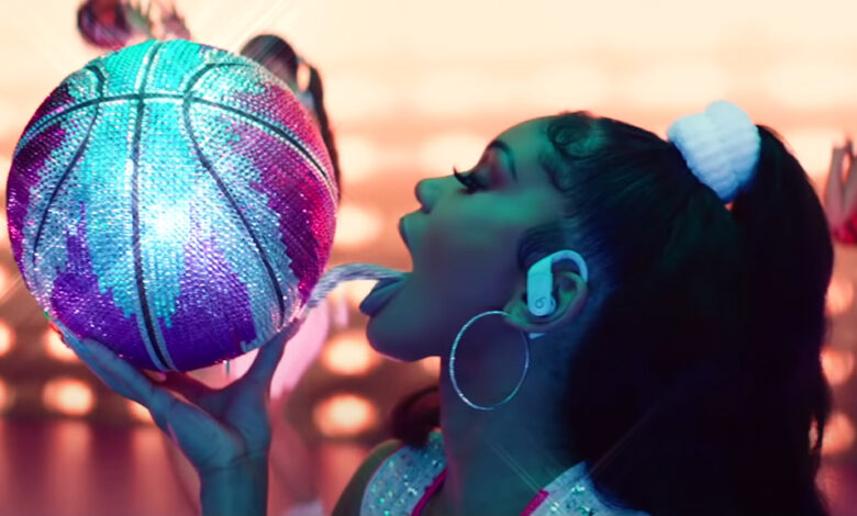 Saweetie uma das vozes mais poderosas do Hip Hop, lança o vídeo clipe "Tap In"