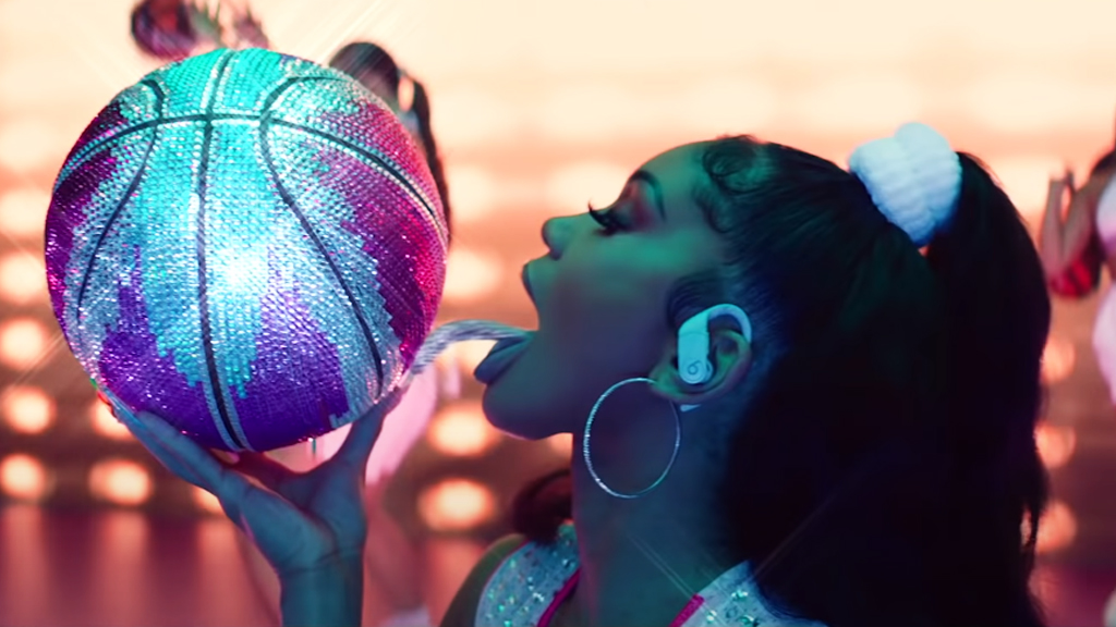 Saweetie uma das vozes mais poderosas do Hip Hop, lança o vídeo clipe "Tap In"