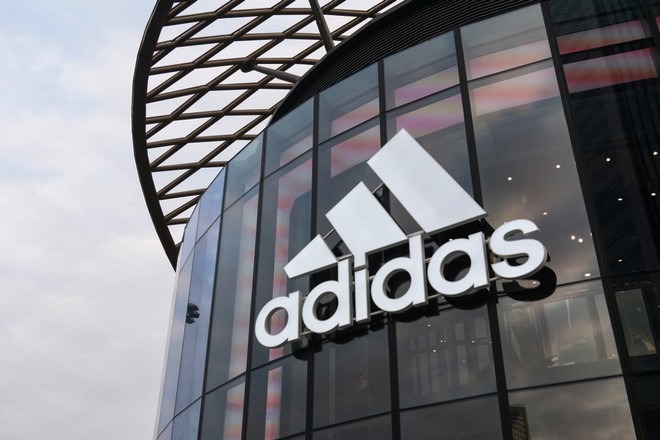 Adidas diz que está bloqueando anúncios em páginas que disseminam fake news