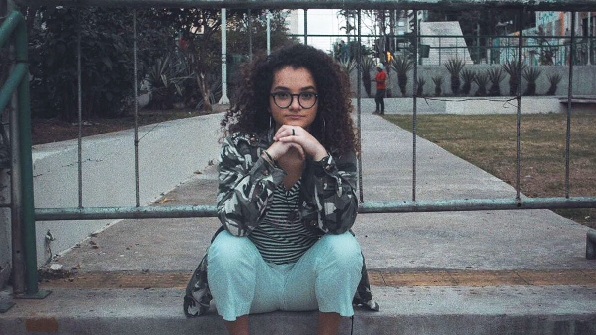 Izabela Reis fala sobre sua trajetória e vivência no podcast “PodFalah”