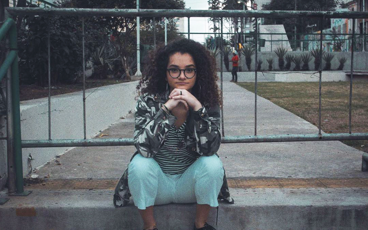 Izabela Reis fala sobre sua trajetória e vivência no podcast “PodFalah”