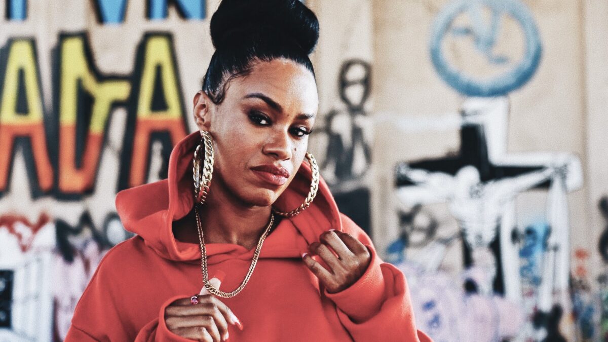 Stefanie relembra sua trajetória e inspirações, no podcast “PodFalah”