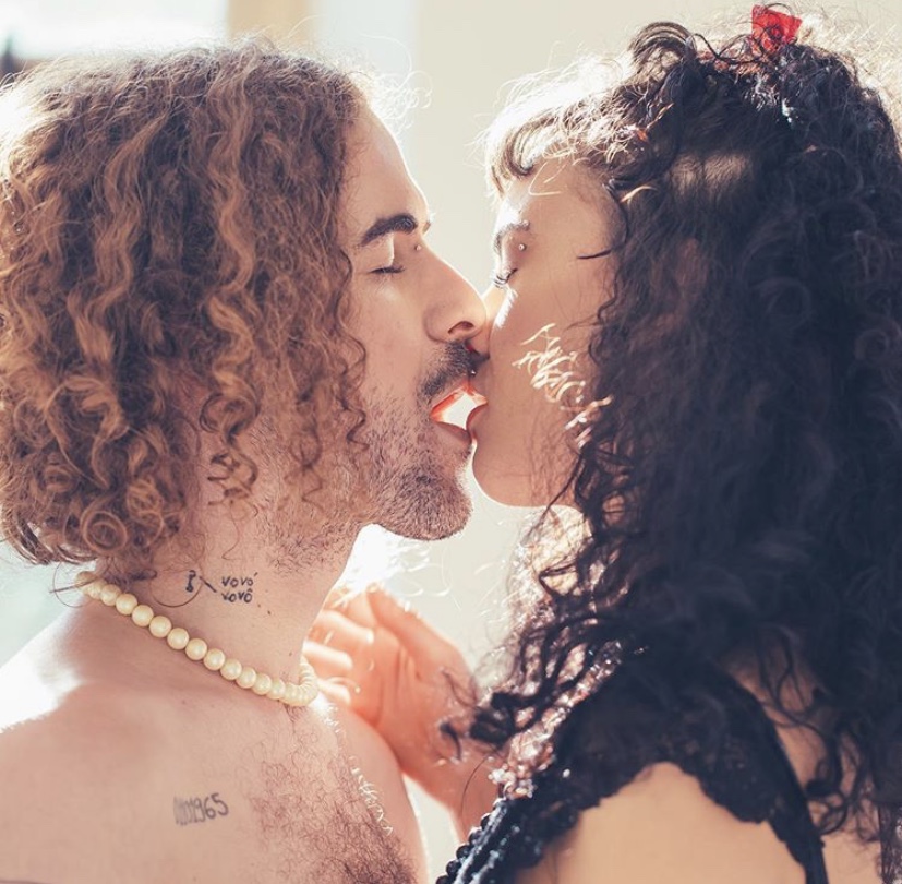 A parceria musical de Hot e Oreia com Black Alien aborda como tema educação sexual, usando muito bom humor para falar de assunto sério