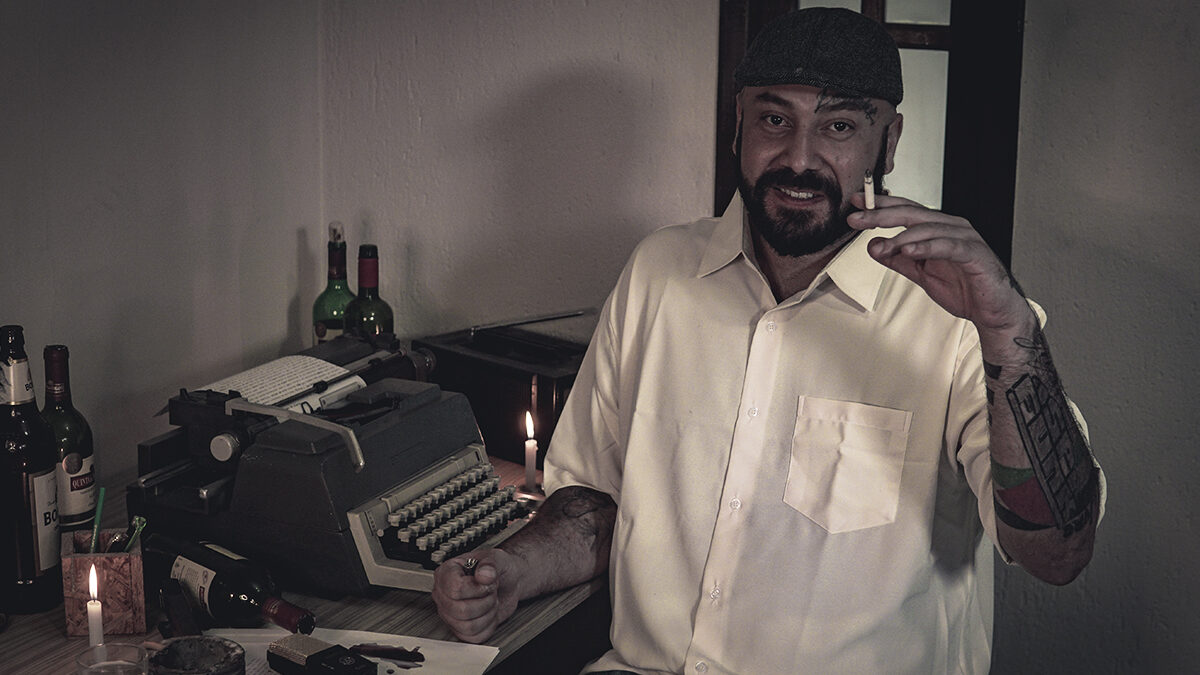 Gigante No Mic lança disco "Realismo Sujo", seu primeiro álbum solo