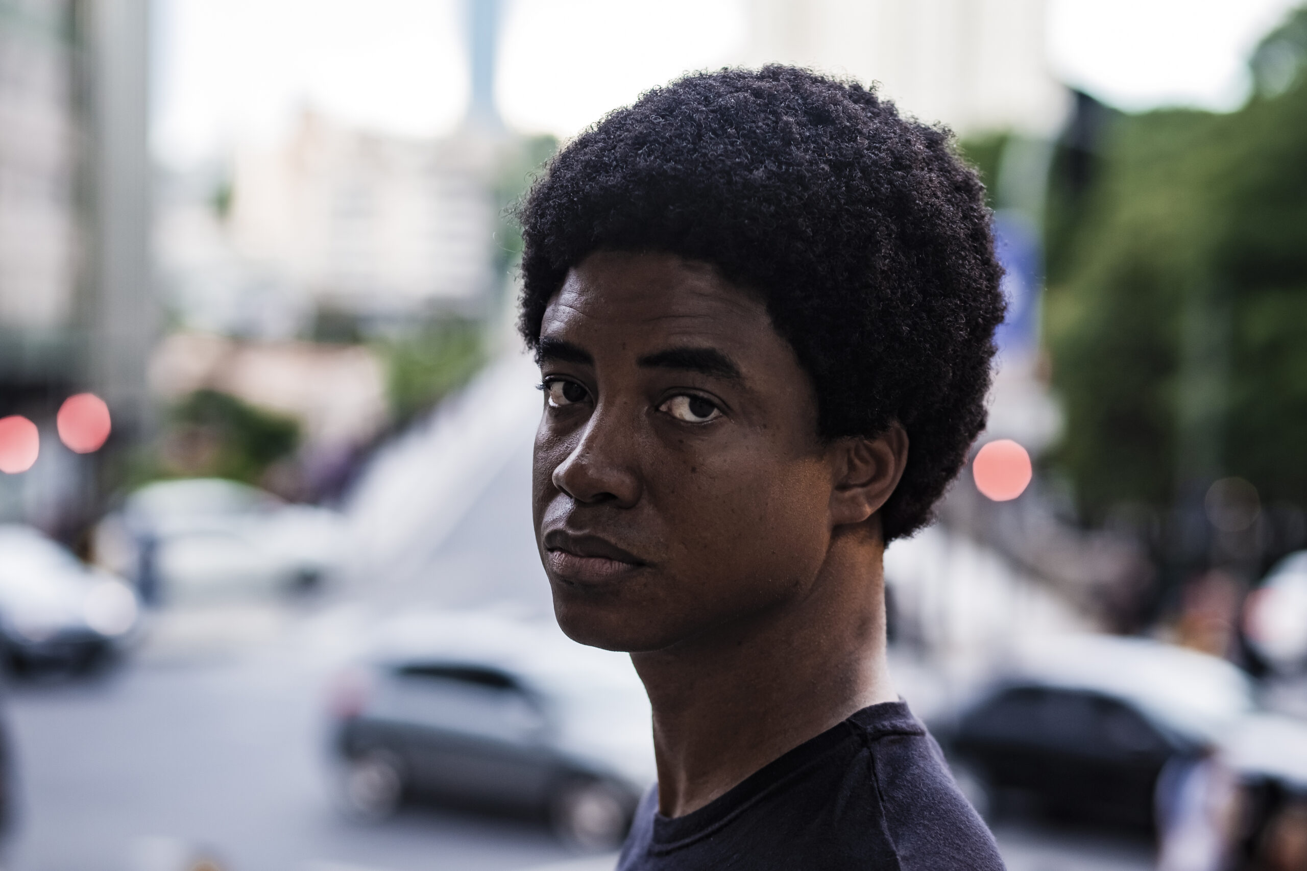 O mineiro ROGER DEFF lançará "PRO COMBATE (REMIX)" neste mês
