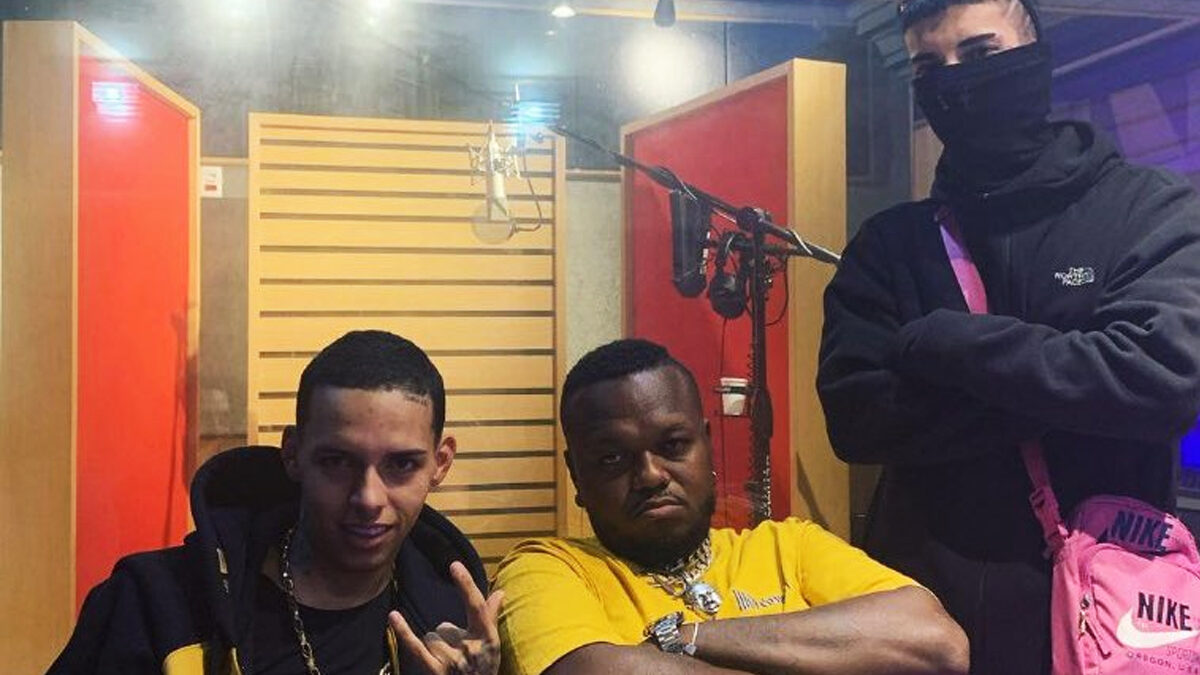Djonga, MC Rick e Sidoka gravaram faixa "Óclin e Evoke" no studio Tropa do Bruxo (Ronaldinho Gaúcho)