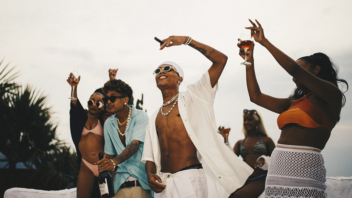 Com estética luxuosa, Alee e Junior Lord lançam o clipe de “Sem Parar”