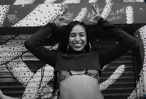 Mayí presenteia público com videoclipe da autoral "Gritam-me" - (2020)