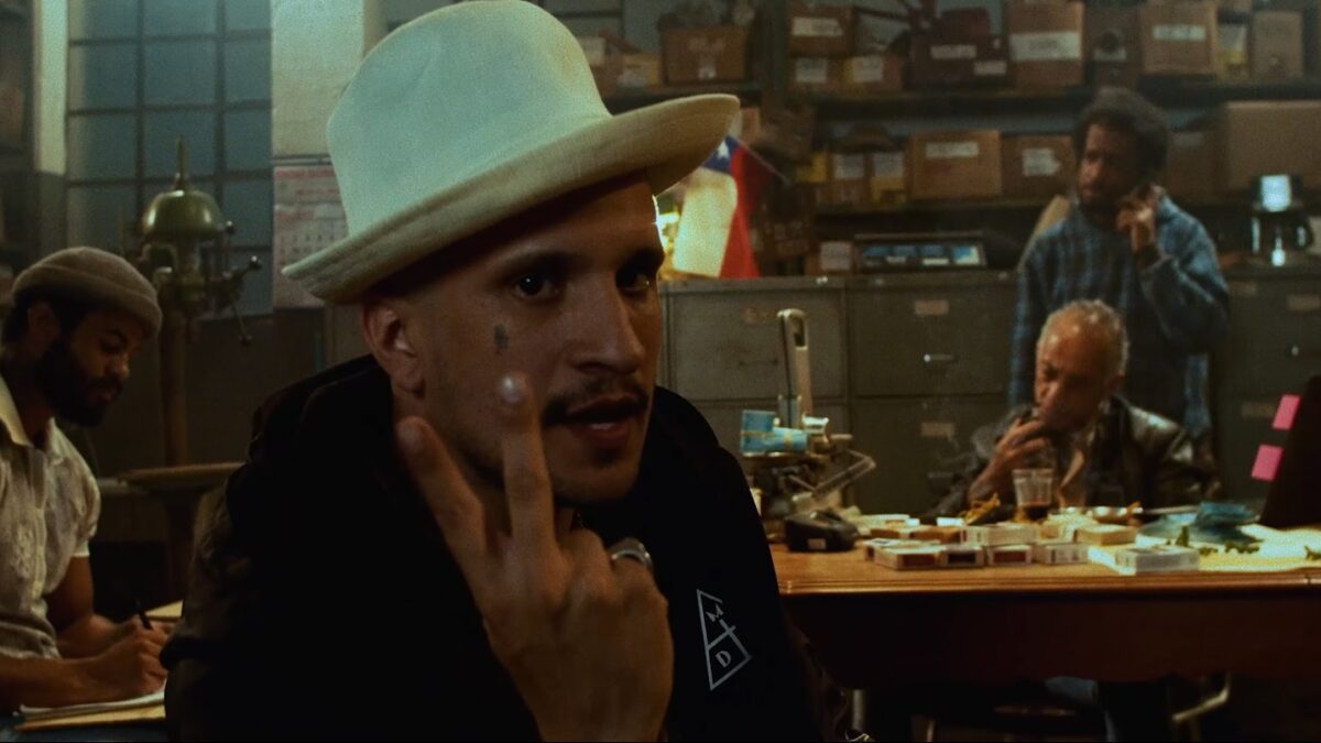 Haikaiss apresenta clipe afiado sobre contrabando de cigarros em “Tóxico”