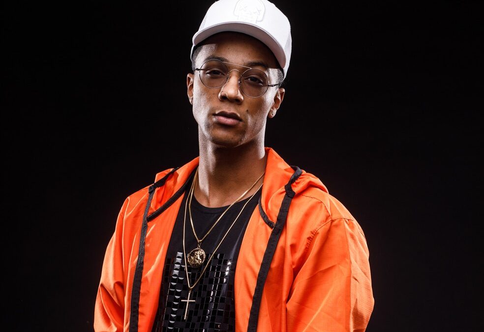 Conheça MISAEL, o rapper brasiliense, que vem se destacando no rap nacional. Aos 11 anos o artista participou da música 'Eu Queria Mudar', marcando o início de tudo