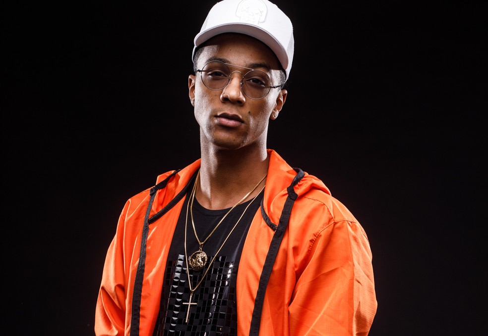Conheça MISAEL, o rapper brasiliense, que vem se destacando no rap nacional. Aos 11 anos o artista participou da música 'Eu Queria Mudar', marcando o início de tudo
