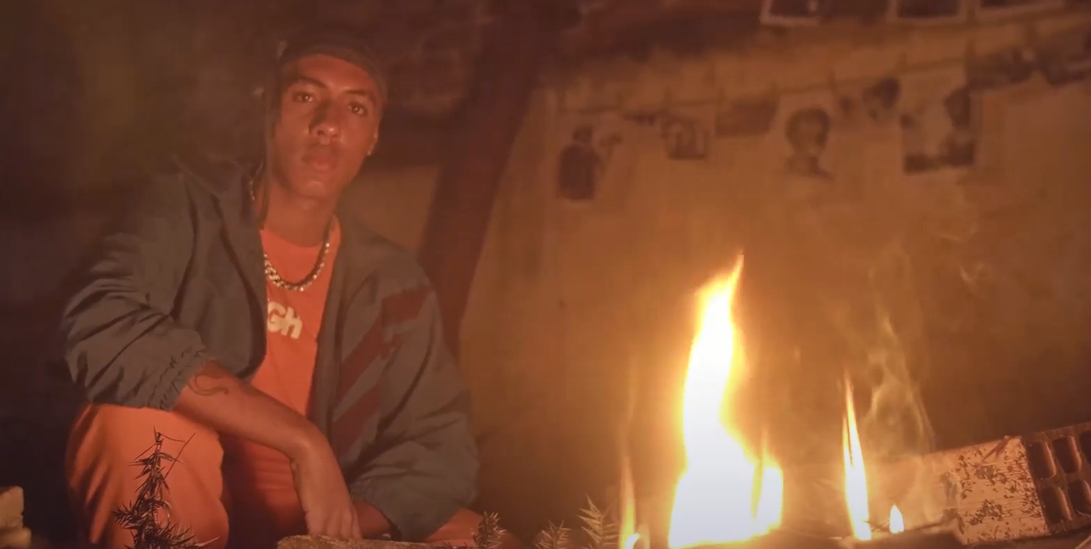 O Lulo reflete as diferentes experiências de opressão vividas pelo povo negro no clipe “Quem?”
