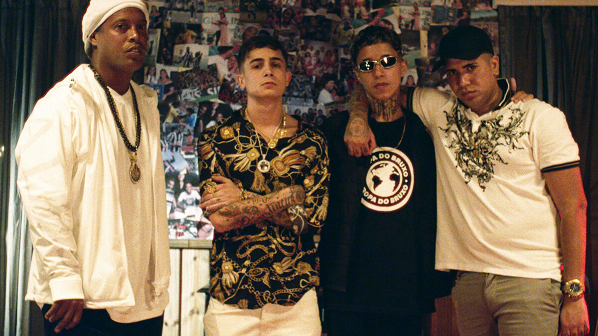 Wusta Studio e Ronaldinho Gaúcho distribuem rosas na Av. Paulista no Dia das Mães; ação faz parte do single "Eterna", que conta com MC Hariel, Lele JP e Massaru