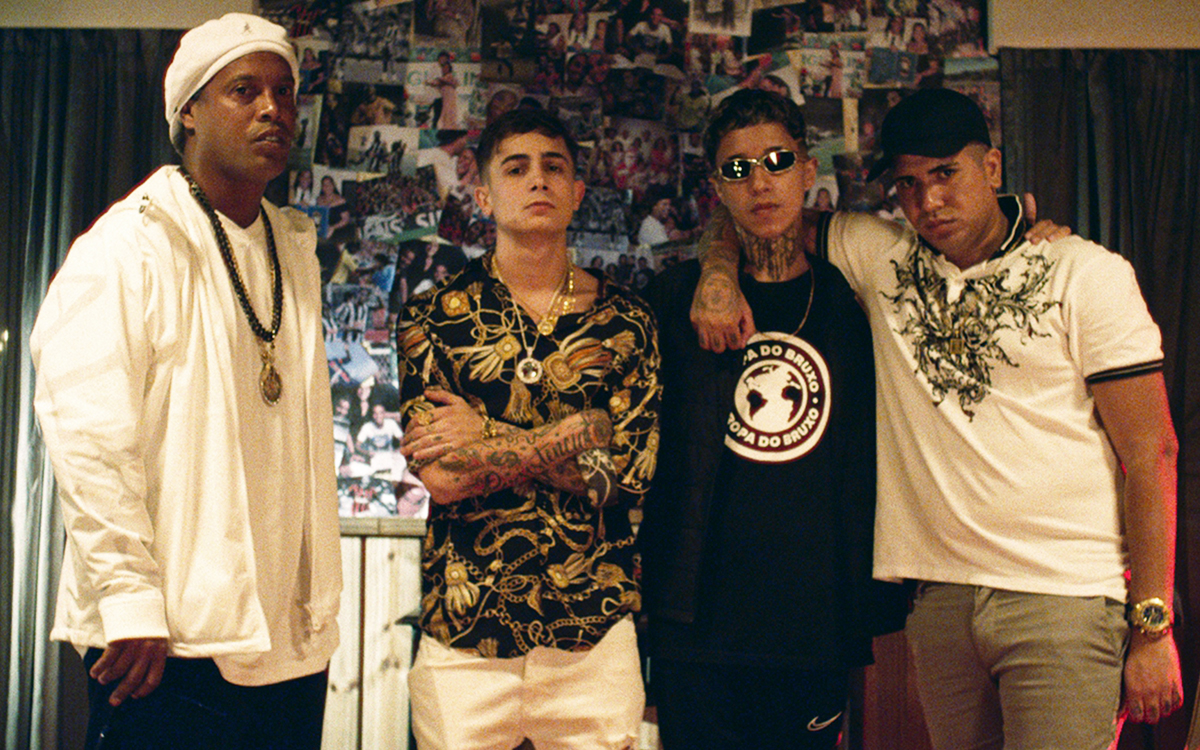 Wusta Studio e Ronaldinho Gaúcho distribuem rosas na Av. Paulista no Dia das Mães; ação faz parte do single "Eterna", que conta com MC Hariel, Lele JP e Massaru