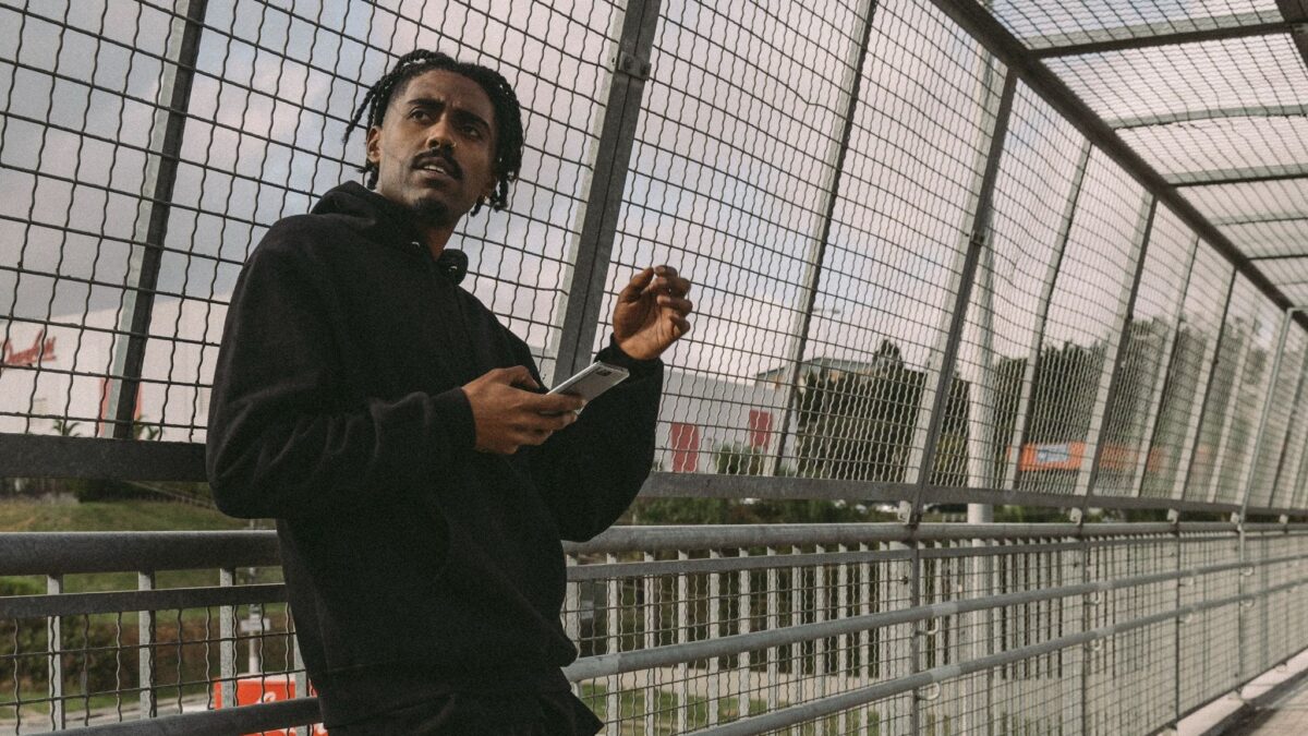 Kayode esbanja técnica e punchlines no single "Que Horas São?"