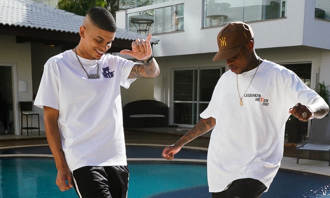 Com lançamento inédito nesta sexta-feira (11), MC Manerinho se uniu ao rapper Dfideliz no videoclipe oficial de "Na Onda da Bala".