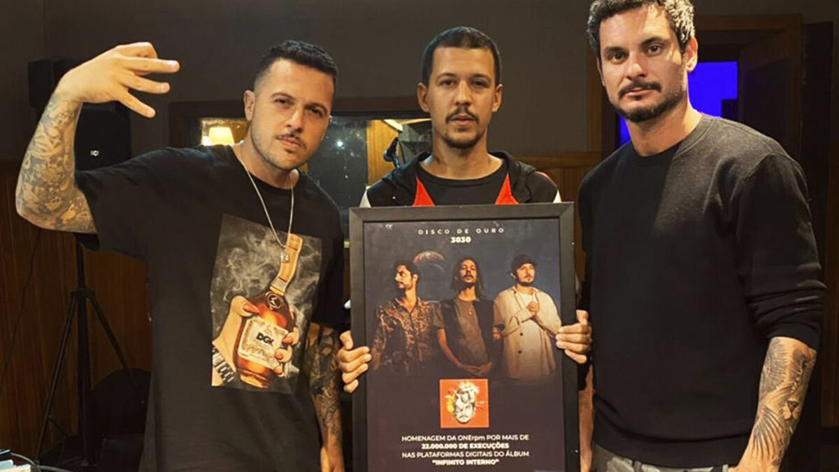 3030 recebe disco de ouro pelo álbum 'Infinito Interno', lançado em 2020