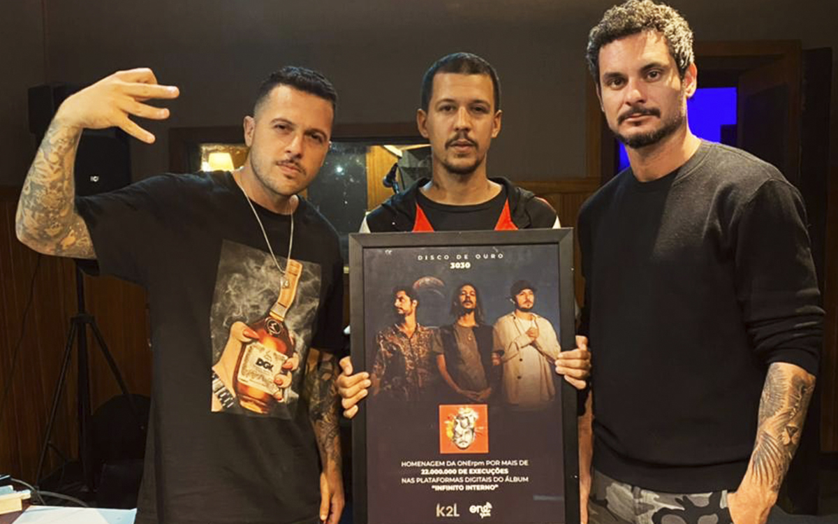 3030 recebe disco de ouro pelo álbum 'Infinito Interno', lançado em 2020