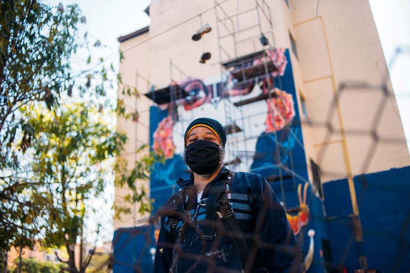 Artista plástico Lumumba Afroindígena produz Graffiti em homenagem às vítimas da Covid-19