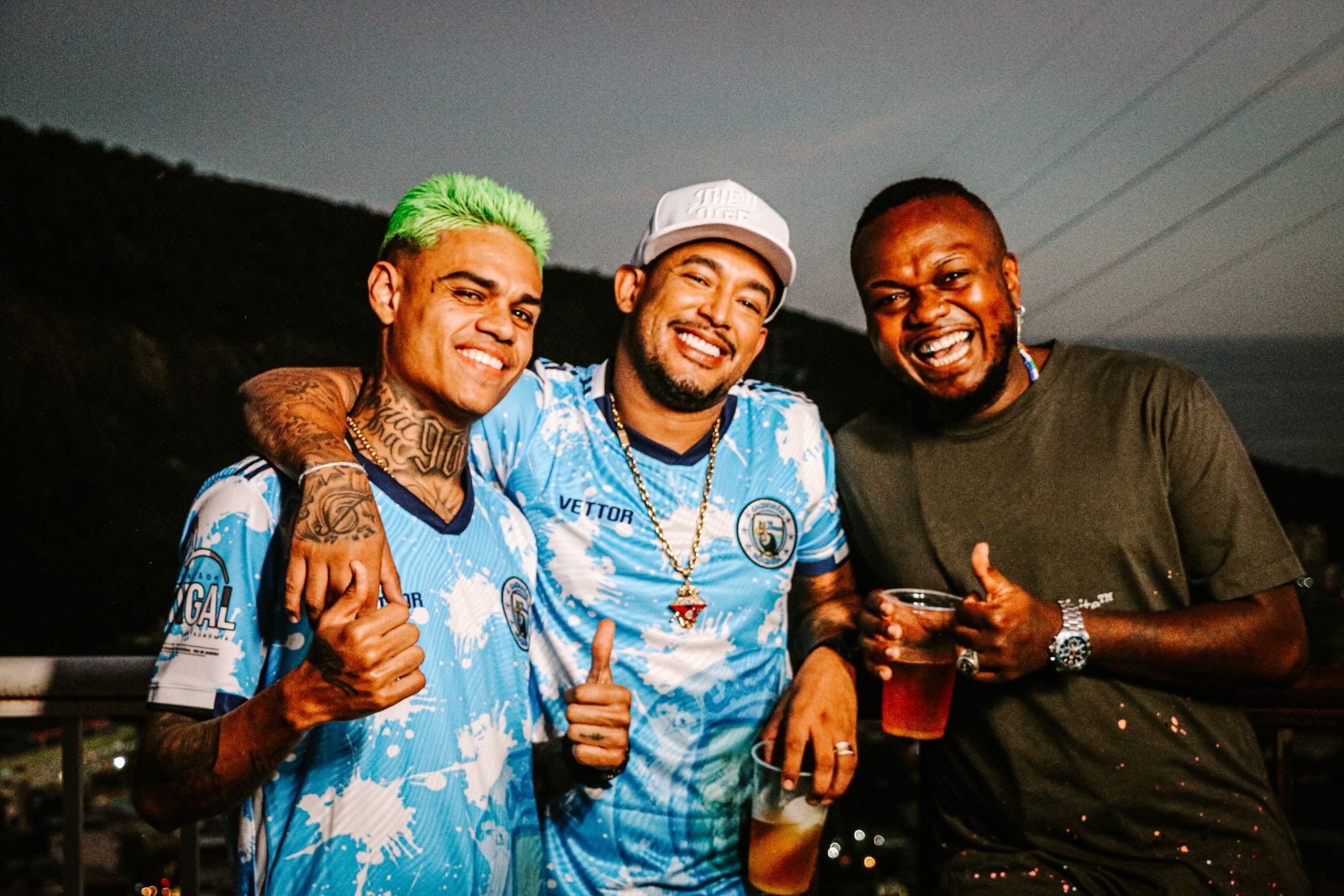 "A Favela Venceu" é a nova parceria entre MC Tikão, MC Cabelinho e Djonga