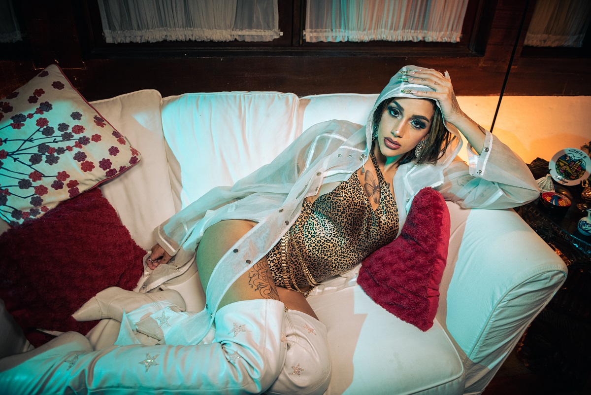 Azzy lança o videoclipe 'Meu Vício'