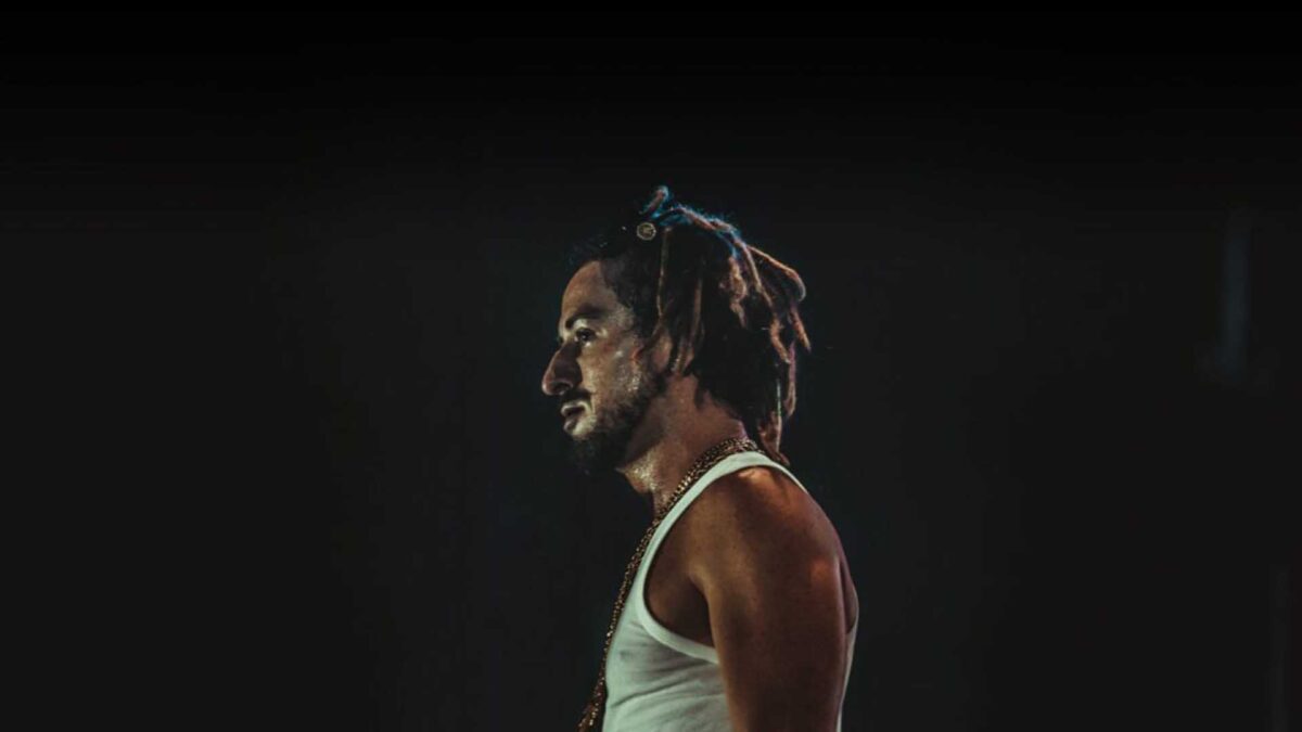 Ari retorna ao cenário e libera o single “Droga Dela”, com participação de Tifli e Play