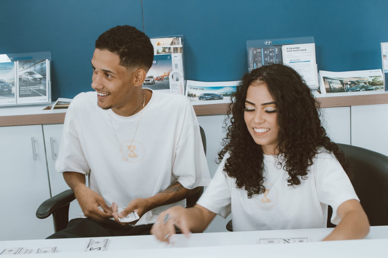 Dseven e Fiúza são os primeiros artistas brasileiros a gravarem clipe dentro da uma loja Hyundai