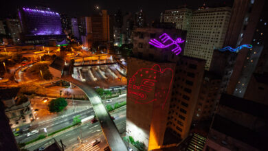 Artistas projetam tags de pixo na cidade de São Paulo durante shows de música urbana da Virada Cultural