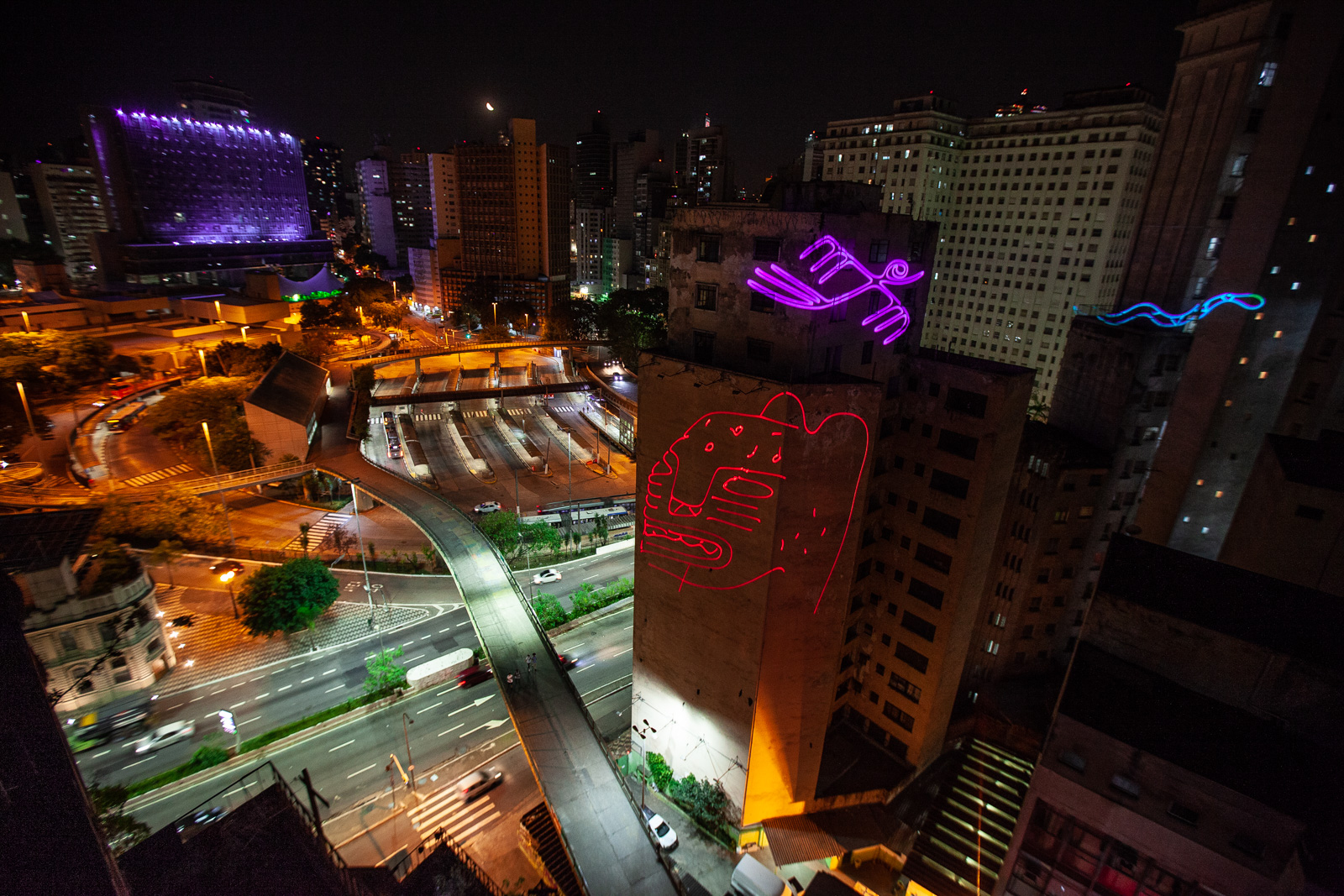Artistas projetam tags de pixo na cidade de São Paulo durante shows de música urbana da Virada Cultural