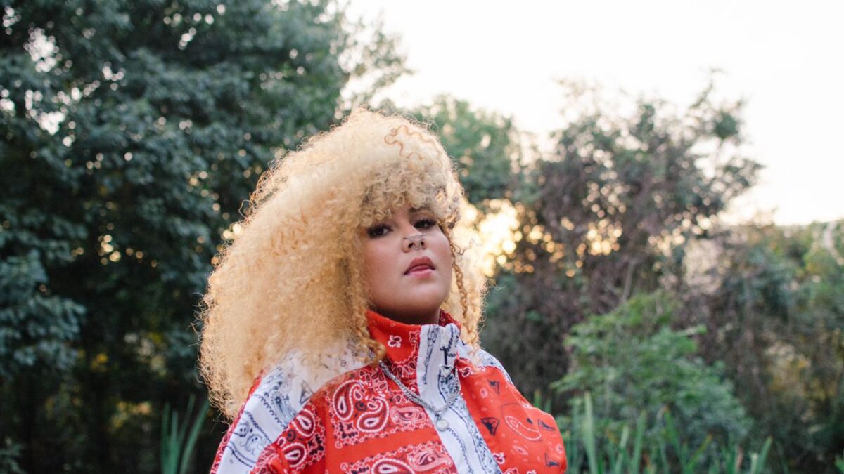 Mac Julia reafirma sua potência feminina em single "Phone"