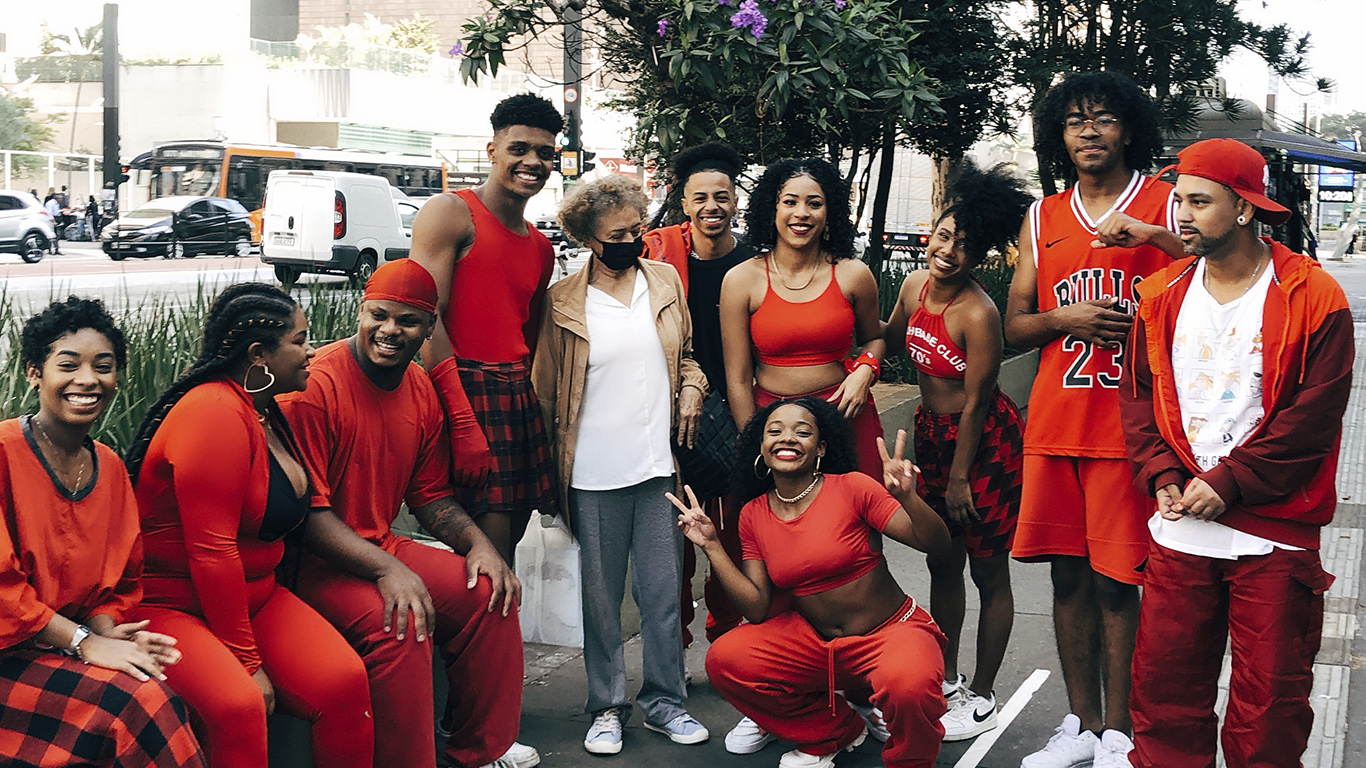 Negra Li divulga vídeo flashmob de ‘Malagueta’, gravado na Paulista, e anuncia venda de ingressos para novo show