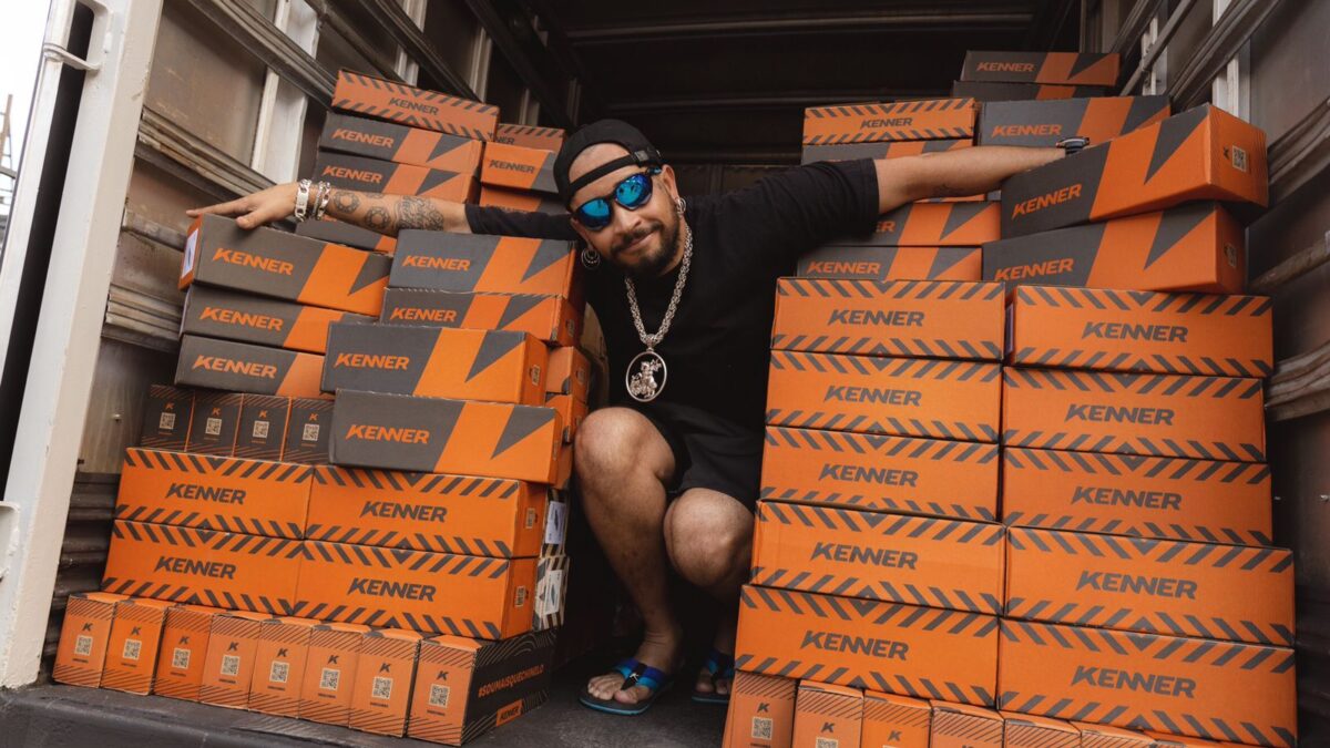 FBC e Kenner distribuíram 125 pares de sandálias da marca na comunidade do artista, em BH