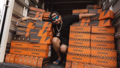 FBC e Kenner distribuíram 125 pares de sandálias da marca na comunidade do artista, em BH