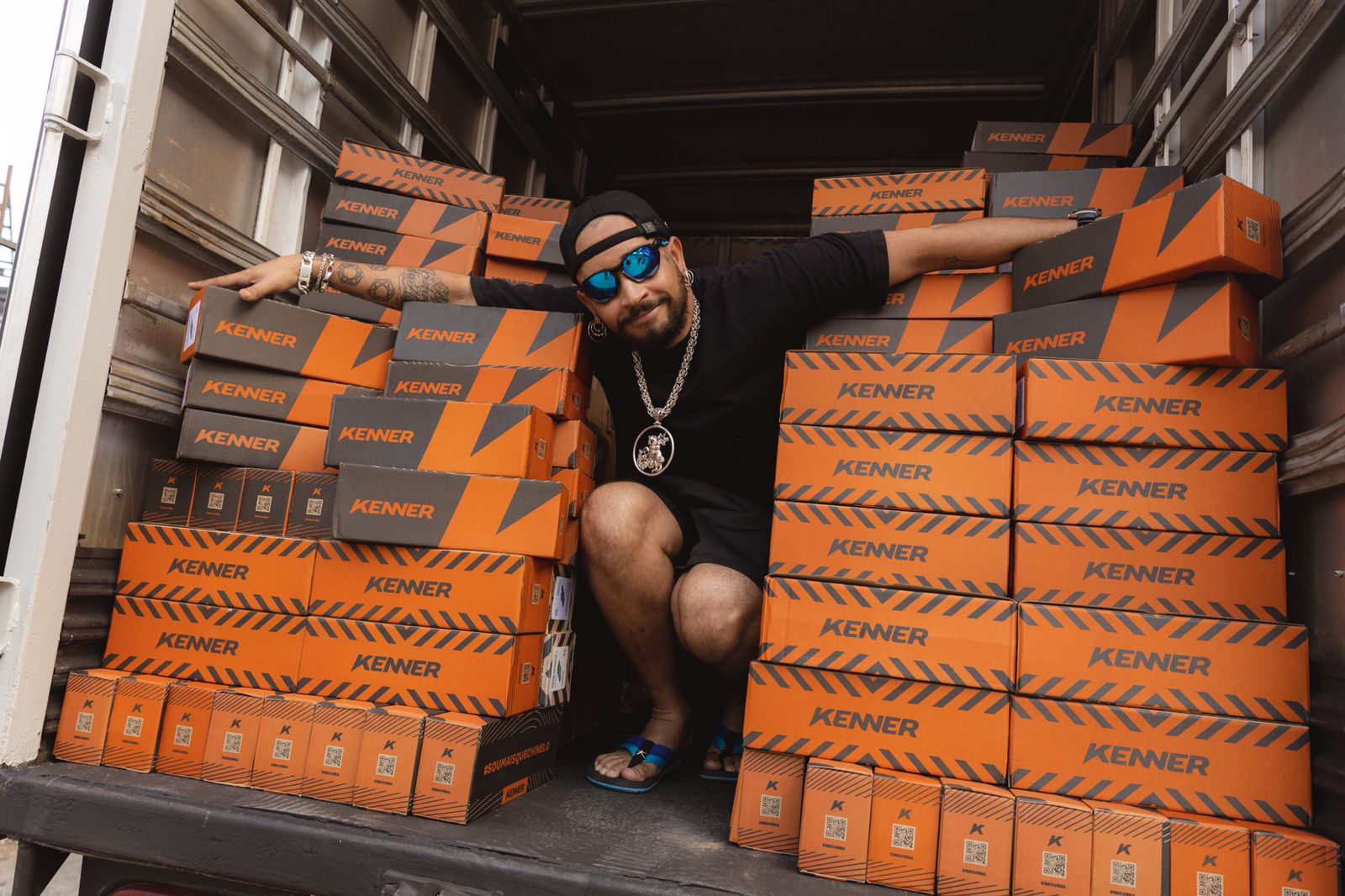 FBC e Kenner distribuíram 125 pares de sandálias da marca na comunidade do artista, em BH