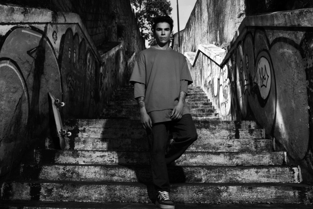 KVSH mistura Trap e música eletrônica em nova versão de “Fim de Semana no Rio”, hit do rapper Teto, em colaboração com RICCI