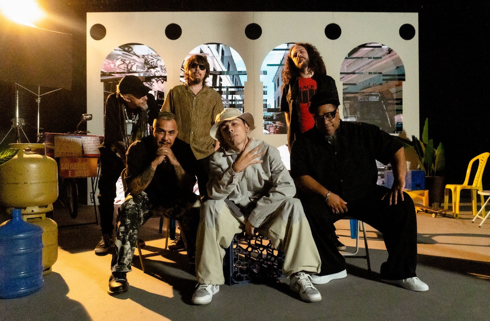 Trueno (ao centro) e os integrantes do Planet Hemp nos bastidores do clipe de “Meu Barrio” - Crédito: divulgação Som Livre