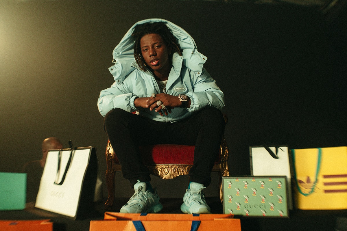 Cartão Black, single de MC Caverinha e Kayblack, ganha disco de platina