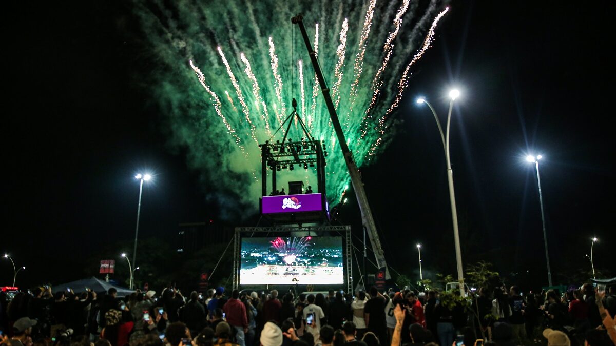 Rap In Cena faz lançamento em palco suspenso por guindaste