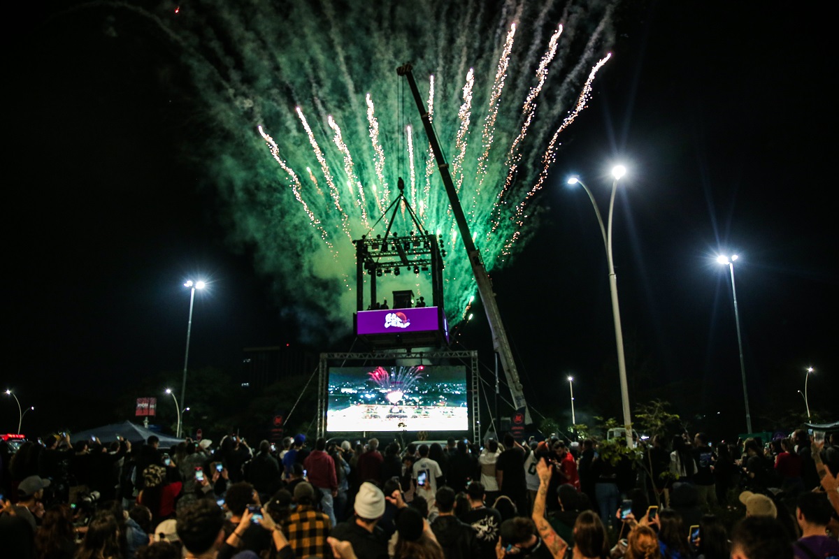 Rap In Cena faz lançamento em palco suspenso por guindaste