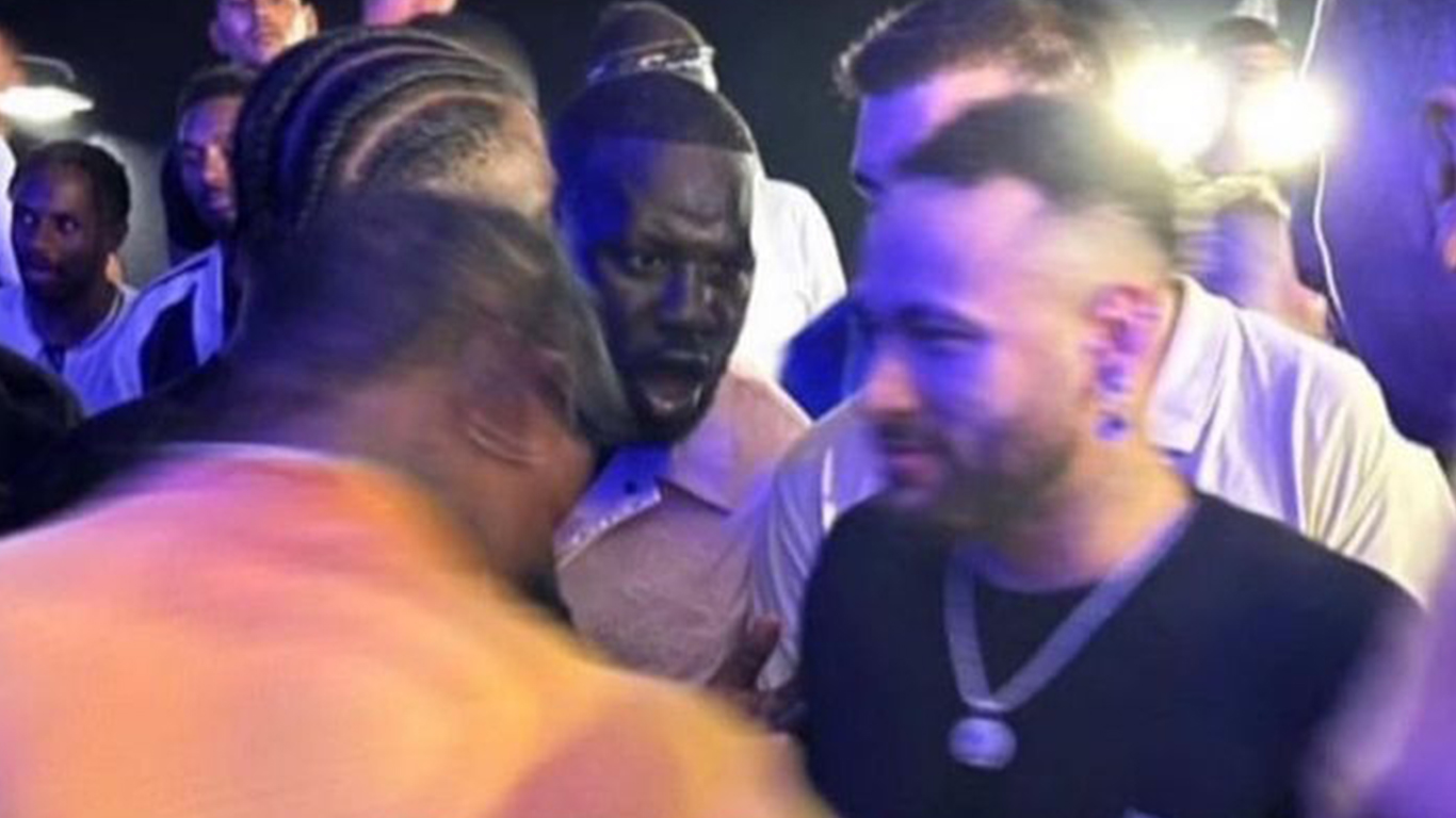 Travis Scott fica em êxtase ao encontrar Neymar em Boate