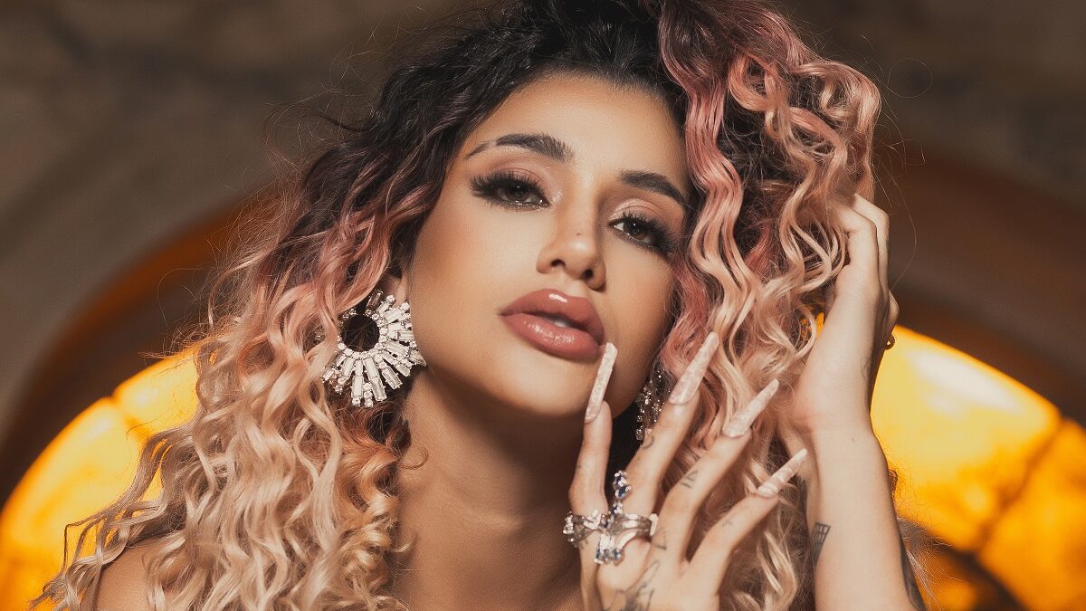 Azzy anuncia EP LOVEZY e está confirmada para o The Town