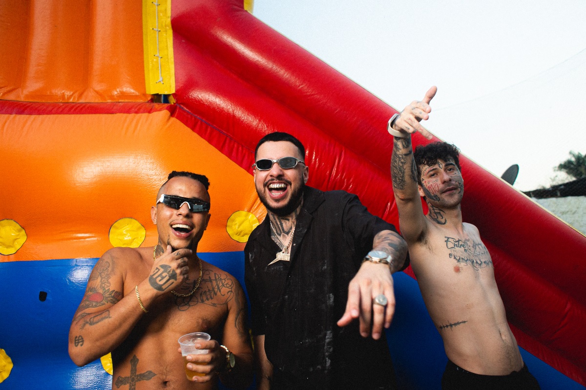 Favorita é a primeira faixa do álbum Dinheiro de Trap