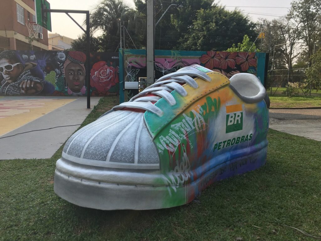 tênis faz parte das obras gigantes e interativas do Museu do Hip Hop