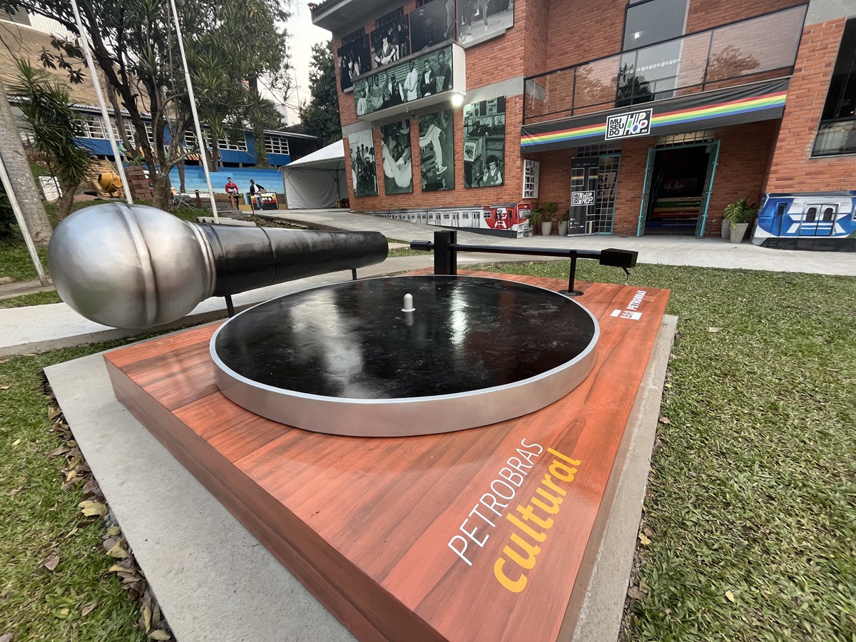 Toca Discos faz parte das obras gigantes e interativas do Museu do Hip Hop