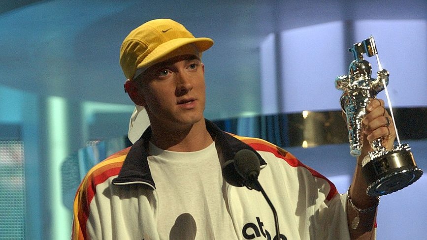 1999 – Eminem fez sua estreia no VMAs após o sucesso de The Slim Shady LP. Ele apresentou a música "My Name Is" e ganhou dois prêmios. 2000 – Eminem apresentou "The Real Slim Shady" e "The Way I Am". Ele também venceu o prêmio de Melhor Vídeo Masculino e Vídeo do Ano por "The Real Slim Shady". 2002 – Ele se apresentou no palco com "Without Me" e levou para casa vários prêmios, incluindo o de Melhor Vídeo Masculino. 2003 – Eminem participou e ganhou mais prêmios por suas músicas, mantendo sua relevância no cenário musical. 2009 – Eminem voltou ao VMAs após um hiato, apresentando "We Made You". 2010 – Ele abriu o evento com uma performance de "Not Afraid" e "Love the Way You Lie" com Rihanna. Também levou para casa o prêmio de Melhor Vídeo Masculino. 2014 – Eminem recebeu o prêmio de Artista do Ano e foi indicado em várias categorias. 2018 – Eminem fez uma performance surpresa com "Fall" e "Venom" após lançar seu álbum Kamikaze. Além dessas, Eminem recebeu várias outras indicações ao longo dos anos, consolidando-se como uma figura importante nos VMAs