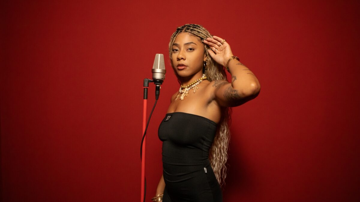 Ajuliacosta lança single no projeto Sala Vermelha