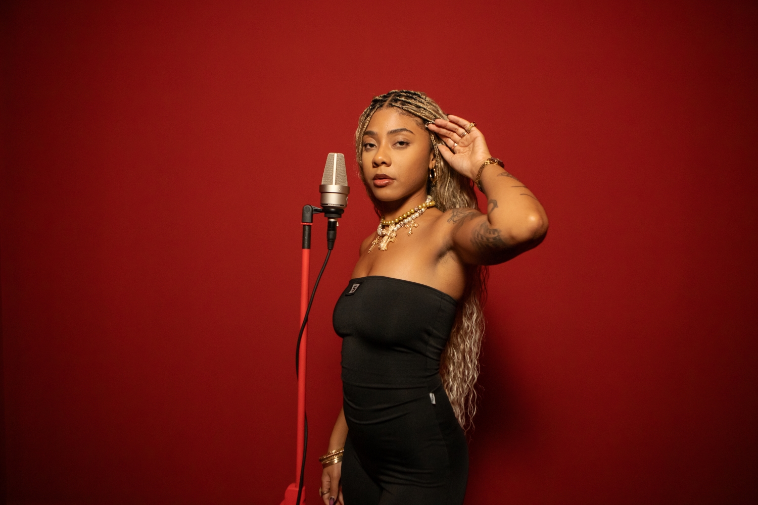 Ajuliacosta lança single no projeto Sala Vermelha
