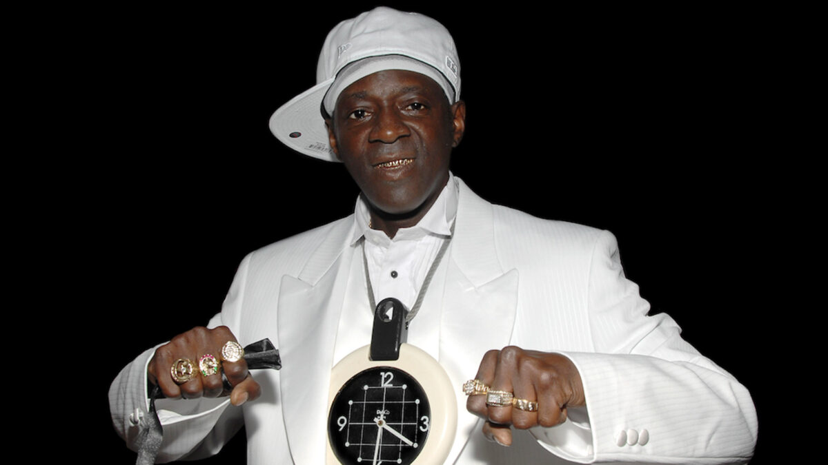 Flavor Flav diz que o rap precisa de mais mensagens, ao invés de apenas "glorificar drogas, mulheres e joias"