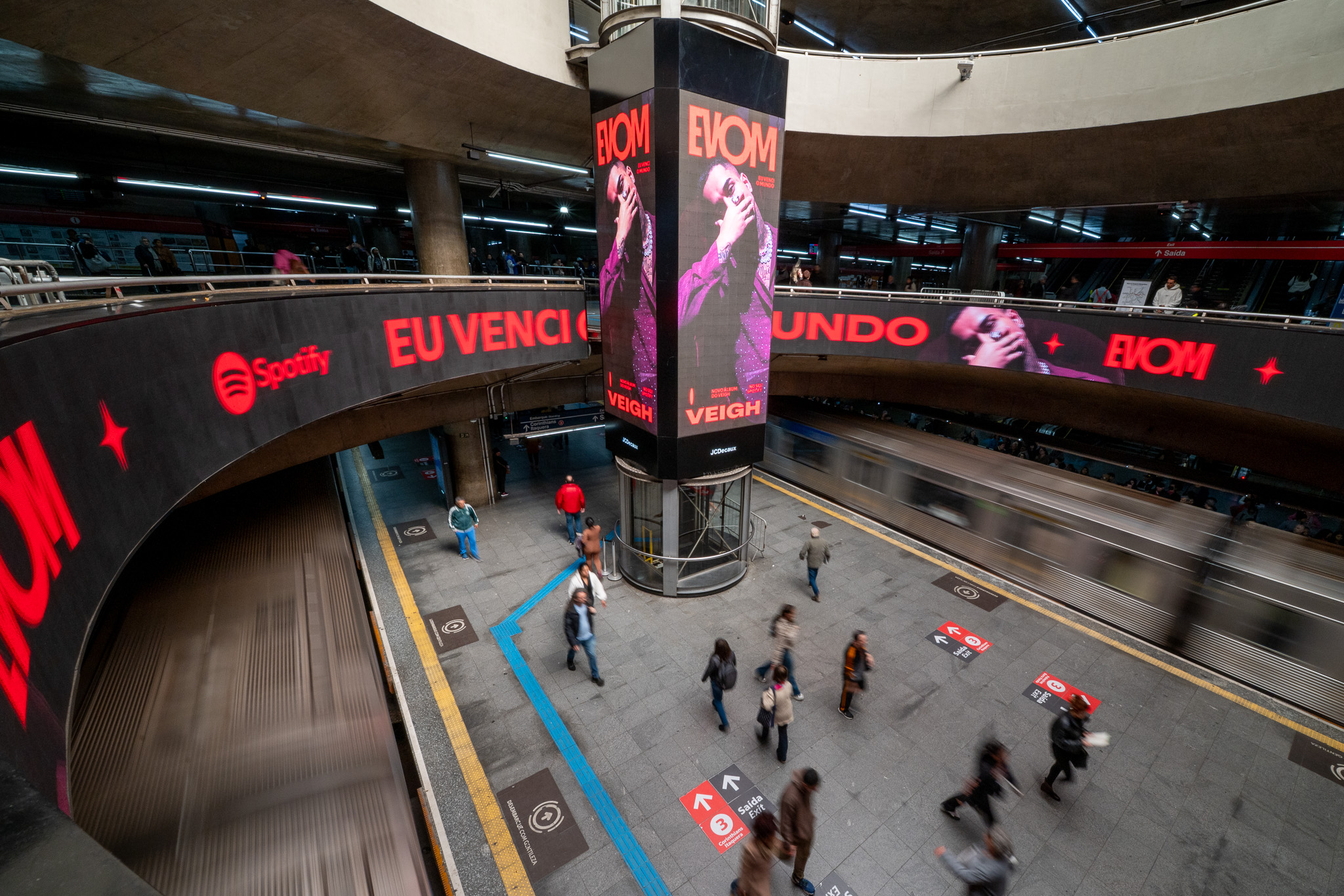 Veigh leva o trap de 'Eu Venci o Mundo' pra linha vermelha do metrô