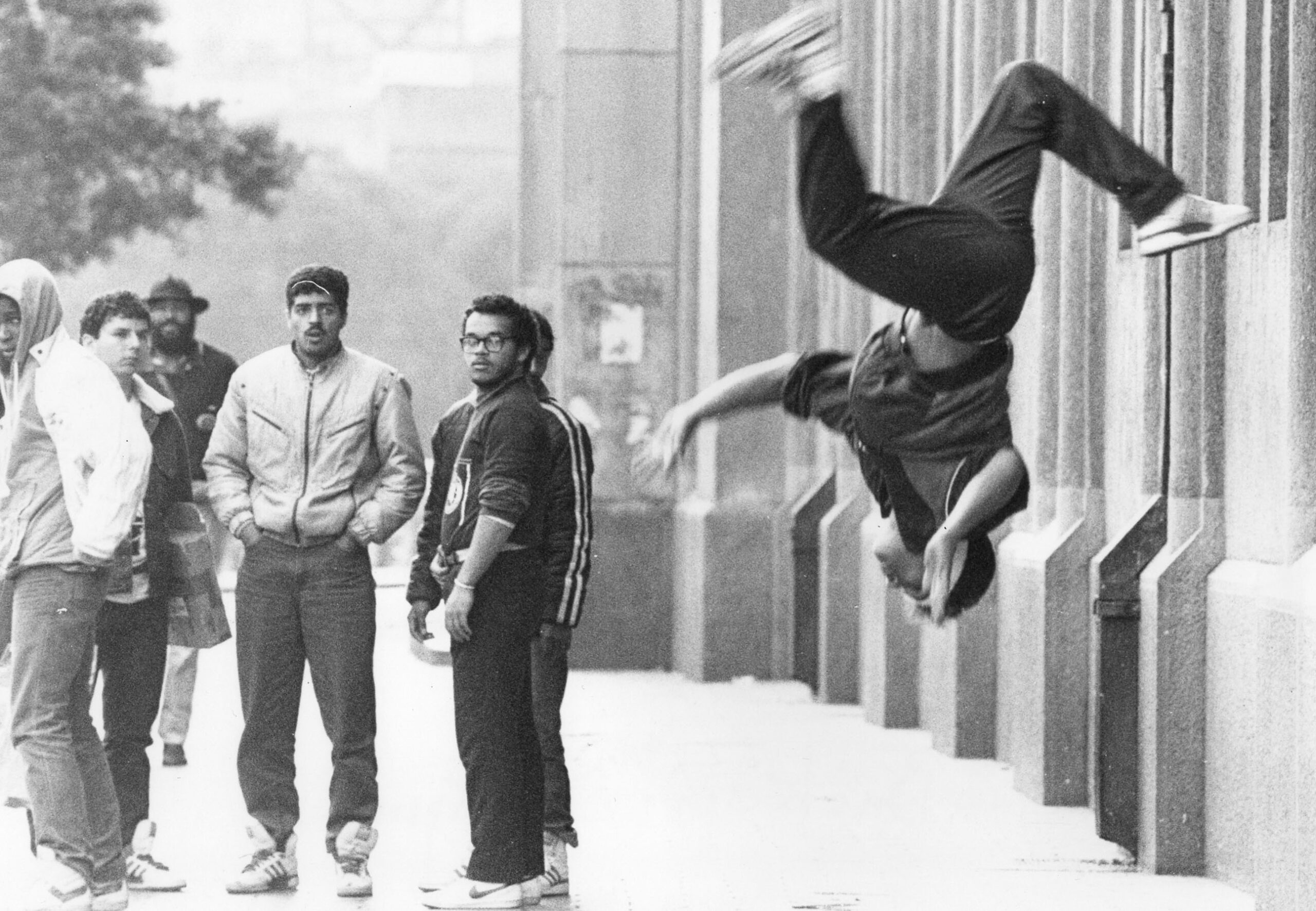 Exposição sensorial do Sesc conta história do Hip-Hop em SP